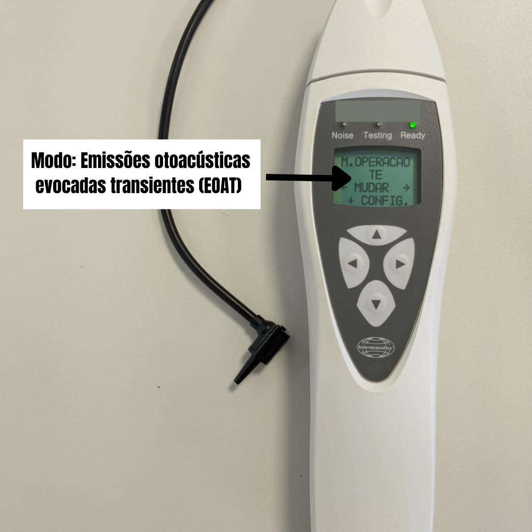 Equipamento portátil usado para registro de emissões otoacústicas