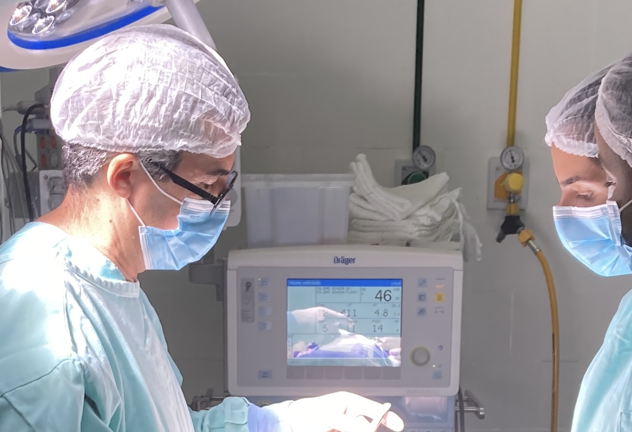 Equipe em ambiente operatório, imagem de referência para cirurgia de cabeça e pescoço