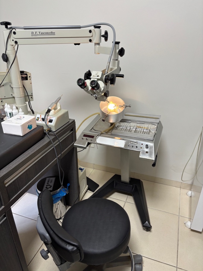 Microscópio e instrumentais de consultório
